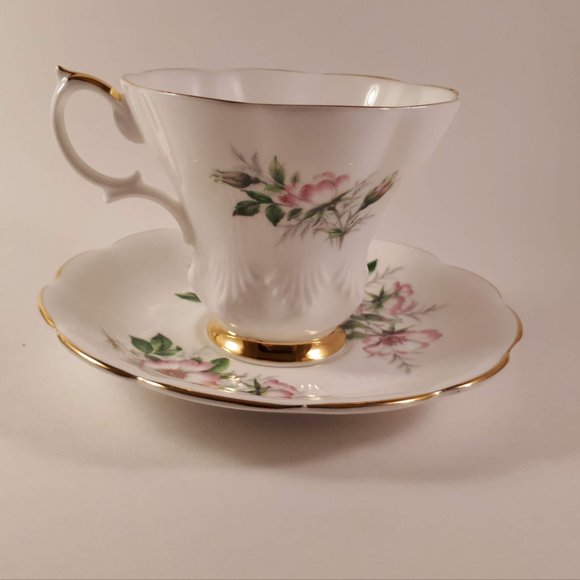 Vintage RARE Alberta Wild rose by Royal Albert teacup and saucer - Picture 4 of 9